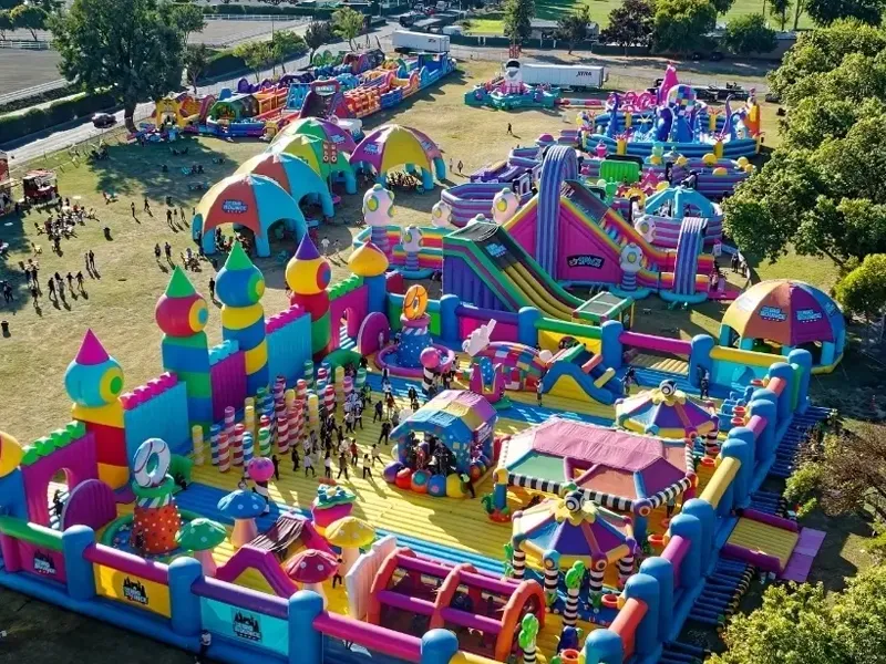 Který materiál plachty je vhodnější pro dlouhodobé venkovní použití?